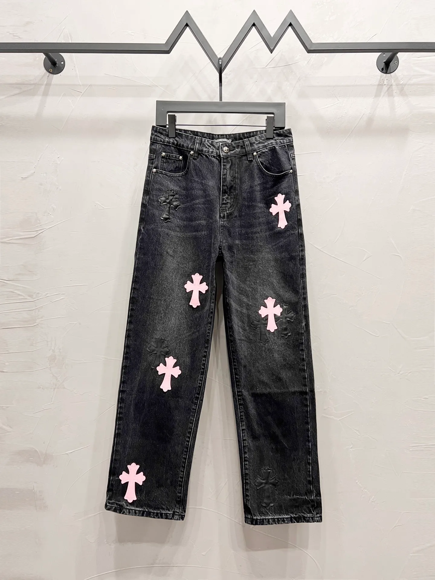 P240 Style number: [M940] Chrome hearts & Chrome hearts 25ss pink and black leather black pants cross patch leather jeans CH Chrome hearts double knee cross patch leather bo1 version logging pants straight working pants B136 Chrome hearts cross Sanskrit overalls Counter price 24W level, patchwork cross flower embellishment, high waist washed jeans! ! Absolutely high-end luxury products, 1.9W level god-level single products, super popular products, made by top heavy industry, not to be missed. About Zangyin, this is an extremely luxurious fashion brand, which can also be called the nobles of the high street. It has always been an exclusive brand of some hipsters or rich second generation. Compared with ordinary high streets, it is more luxurious and noble. Compared with luxury brands, it has a more fashionable personality and has always been a brand that I have a special liking for. Imported yarn is custom-woven into a high-density twill canvas, which ensures a crisp shape while also making the fabric feel very delicate. It follows the B01 classic shape, with a crisp and stylish upper body. The ready-made garments are stone-ground and fermented, so they can be matched with any style. Buttons and zinc-brushing are washed with genuine YKK retro metal products. Double-layered canvas on the front. Perfect details. All hardware is perfect. Size: 30-32-34-36 Color: pink and black leather and black pants